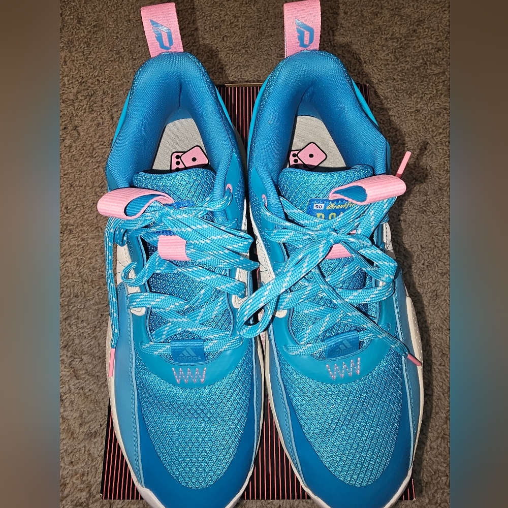 Very Gently used (worn once) Dame Certified Adidas Baskebtall Shoes M10 W11